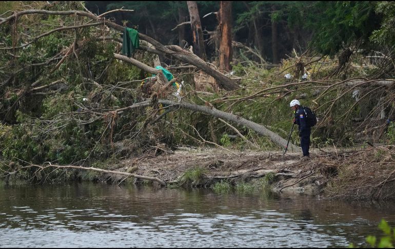 Mientras cae una fuerte lluvia este domingo, el Servicio Meteorológico Nacional advirtió que el río Guadalupe podría elevarse a casi 4.6 metros para esta misma tarde. AP/E. GAY