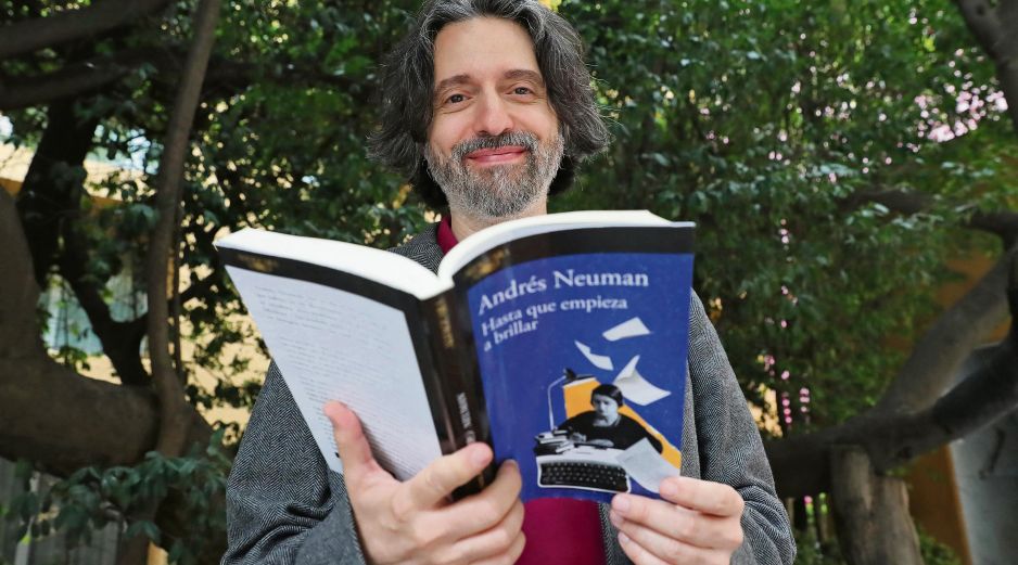 El escritor se adentra en la vida y obra de María Moliner en “Hasta que empieza a brillar”. EFE