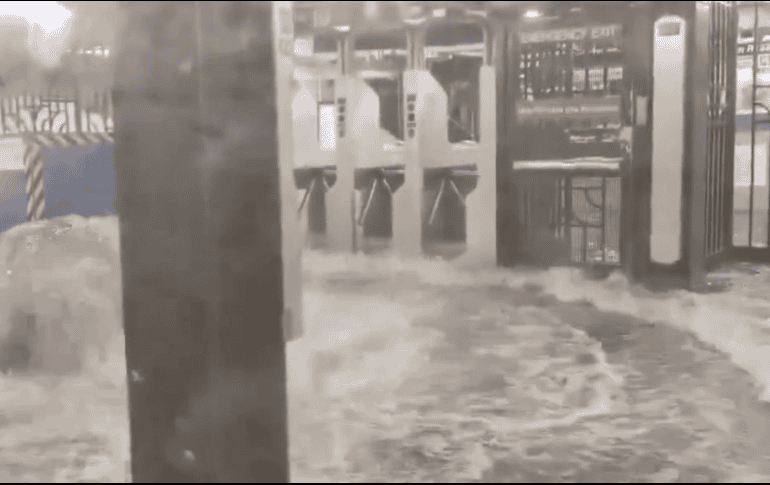 Videos divulgados por usuarios en redes sociales muestran el agua inundando la estación del metro. ESPECIAL