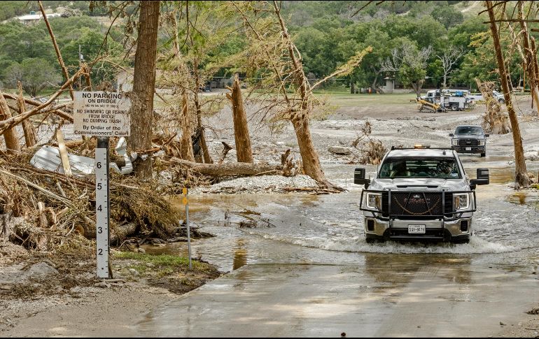 Los buscadores han utilizado helicópteros, botes y drones en su labor. AFP