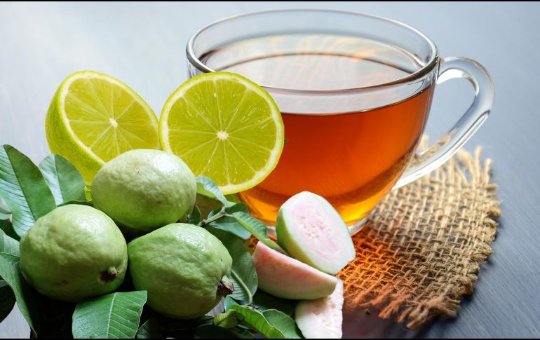 La combinación de las hojas de la guayaba con limón puede incrementar las defensas del cuerpo y favorecer la salud digestiva. ESPECIAL / CANVA