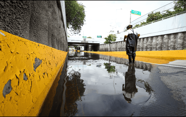 También se presentan encharcamientos sobre Av. López Mateos a la altura de Bugambilias y Puerta de Hierro Sur, toma tus precauciones. EL INFORMADOR/ H. Figueroa