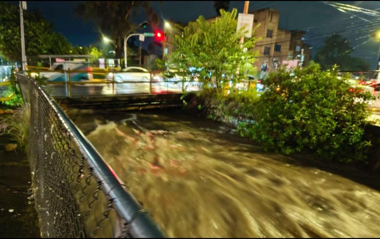 La lluvia desbordó el canal de avenida Patria. X/PCJalisco
