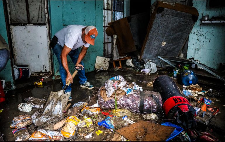 Las personas que habitan las viviendas de esa colonia, se han dedicado a sacar de las casas sus muebles y otras pertenencias, muchas de estas que quedaron inservibles bajo el lodo o dentro del agua. EL INFORMADOR / ARCHIVO