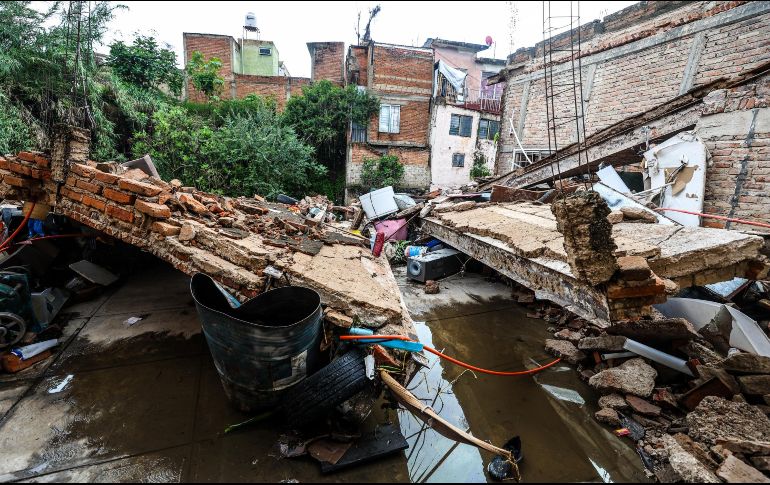Vialidades quedaron cerradas, autos fueron arrastrados, el agua ingresó a viviendas, y se derrumbó la barda en una bodega que dejó varios lesionados, además de la muerte de una menor. EL INFORMADOR / ARCHIVO