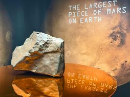 Fotografía que muestra el meteorito más grande de Marte expuesto este 8 de julio de 2025, en la casa de subastas de Sotheby's en Nueva York. EFE/A. Gallego