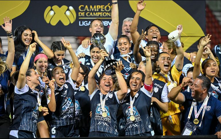 El club hidalguense consiguió su primer título del Circuito Rosa, tras vencer a América en la Final y ahora consiguió levantar su primer Campeón de Campeonas a escasos dos meses. IMAGO7.