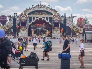 Los organizadores del evento dijeron estar trabajando en posibles soluciones para el escenario principal. EFE/O. Matthysefe