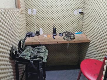 Además de los operativos en las cárceles, las autoridades se apoyan en las llamadas al 089 para detectar redes de extorsionadores, como los cuatro detenidos ayer en Puebla, quienes operaban desde una cabina habilitada para intimidar telefónicamente a la población. ESPECIAL