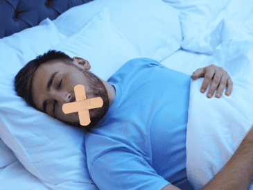 Aunque la idea de sellar la boca al dormir se ha popularizado en redes sociales, los profesionales de la salud insisten en que esta práctica no debe aplicarse sin una evaluación previa y sin acompañamiento médico.  CANVA