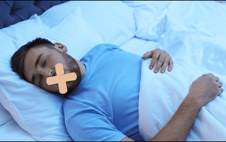 Aunque la idea de sellar la boca al dormir se ha popularizado en redes sociales, los profesionales de la salud insisten en que esta práctica no debe aplicarse sin una evaluación previa y sin acompañamiento médico.  CANVA