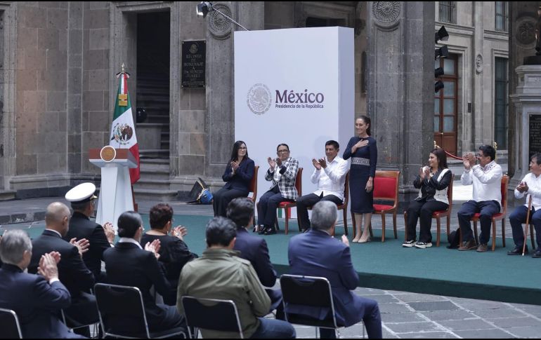 Claudia Sheinbaum montó una guardia de honor y guardó un minuto de silencio en memoria del Benemérito de las Américas. SUN/F. Rojas