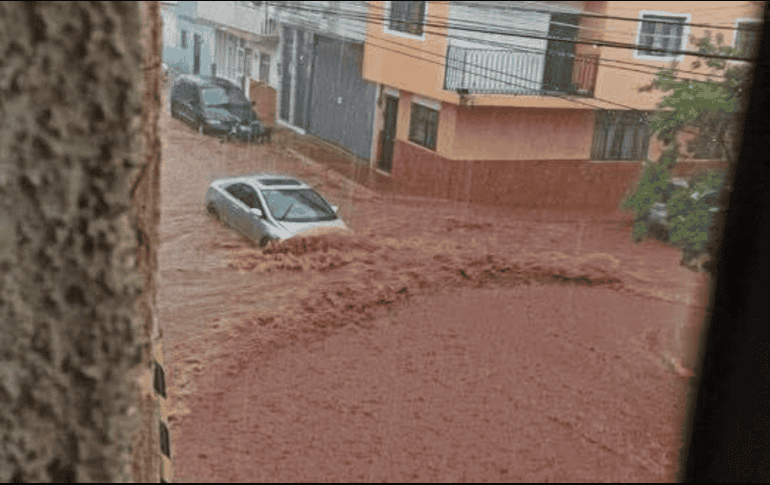 Las grabaciones muestran avenidas principales completamente inundadas, automovilistas atrapados y corrientes de agua que alcanzaron niveles inusuales.ESPECIAL