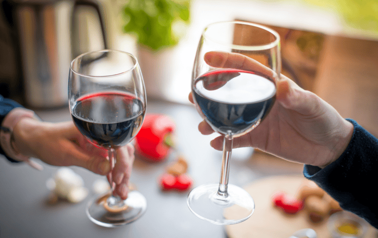 Es fundamental recordar que los beneficios potenciales del vino tinto pueden obtenerse también a través de otros alimentos ricos en antioxidantes. ESPECIAL