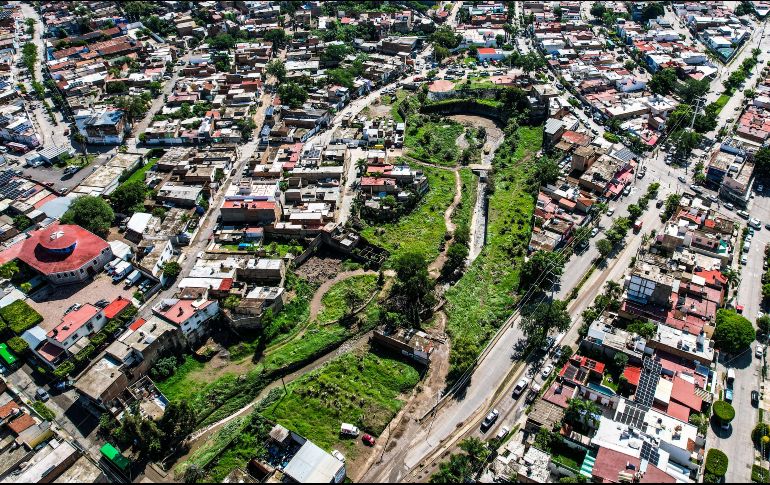 Al centro se observa el arroyo Hondo, que se desbordó el pasado martes y afectó a 144 viviendas construidas en zonas prohibidas (por invadir el cauce). La Martinica se ubica al fondo de Periférico Norte y Tabachines, en Zapopan. EL INFORMADOR/A. Navarro