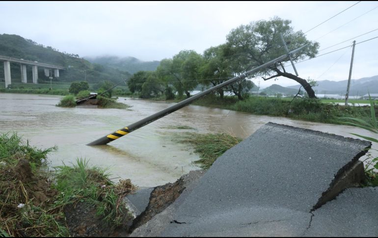 La mayor proporción de víctimas -diez fallecidos y cuatro desaparecidos- se han contabilizado en el condado de Sancheong, en el sur del país. EFE / SOUTH KOREA OUT