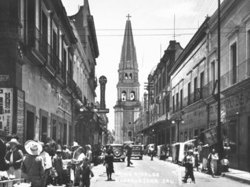 Nada queda ya de los arroyos y de los puentes de piedra, de los conventos y las huertas frutales, de los tranvías arrastrados por mulas, las garitas y las fuentes, las calles empedradas. EL INFORMADOR / ARCHIVO