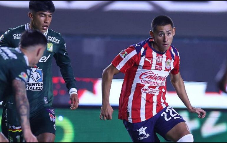 El hijo del “Negrito” Sandoval se unió a la lista de jugadores que han visto actividad en el máximo circuito ante de los 18 años. ESPECIAL / CHIVAS