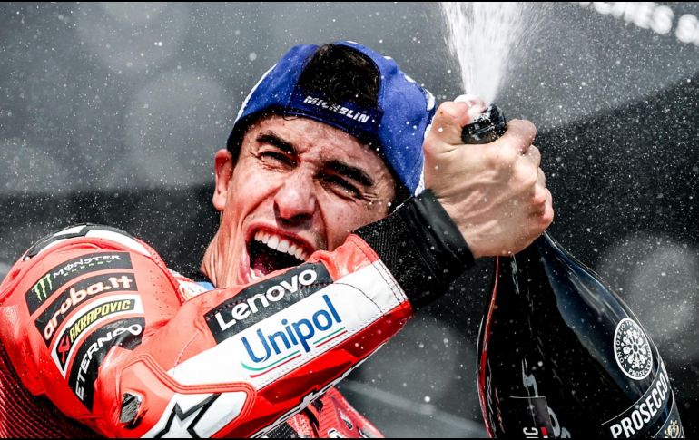 Marc comenzó a marcar una serie de vueltas rápidas de récord que le permitieron distanciarse aún más de un Bezzecchi que ya rodaba solo en el segundo lugar. EFE/F. SINGER