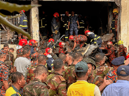 El avión F-7 BGI de fabricación china se estrelló en el campus de la Milestone School and College, en el área de Uttara, en la tarde, mientras los alumnos asistían a clases. AP / Al-emrun Garjon