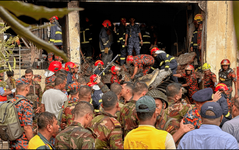 El avión F-7 BGI de fabricación china se estrelló en el campus de la Milestone School and College, en el área de Uttara, en la tarde, mientras los alumnos asistían a clases. AP / Al-emrun Garjon
