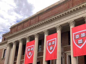 La Administración de Trump anunció que congelaría más de 2 mil millones de dólares en fondos federales para la Universidad de Harvard. EFE/ARCHIVO