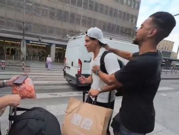 Algunos seguidores cuestionaron la ausencia de intervención de los transeúntes, desatando debates sobre la responsabilidad social en estos casos. ESPECIAL