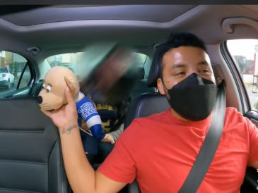 El conductor, aunque de forma confundida, acepta el regalo y procede a preguntarle a la mujer el motivo de la decisión. TikTok/ @richy_mx_