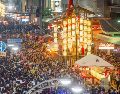 Miles de turistas pasean por la calle donde las carrozas de madera tradicionales desfilan durante el Festival Gion en Kioto, Japón. EFE / ARCHIVO