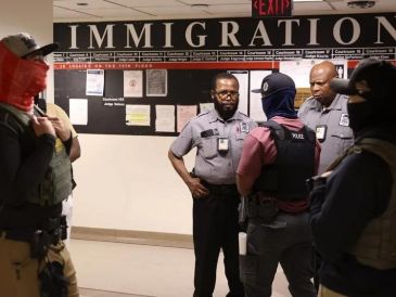 Se busca garantizar que asistan a las vistas en las cortes de inmigración o que cumplan con las posibles órdenes de expulsión. EFE / ARCHIVO