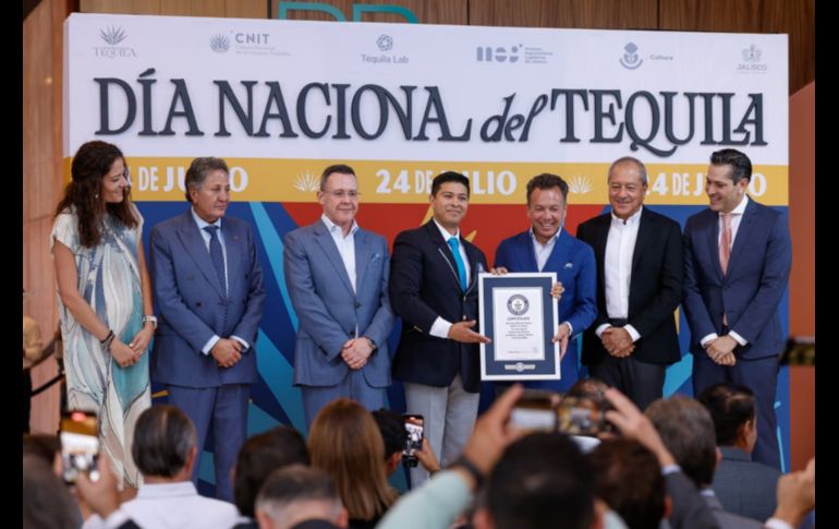 El gobernador, Pablo Lemus, señaló que la industria tequilera seguirá creciendo, por lo que se comprometió a trabajar en coordinación con el Gobierno federal para reducir los aranceles que se cobran en distintos países donde se podrían abrir nuevos mercados. EL INFORMADOR/ H. Figueroa