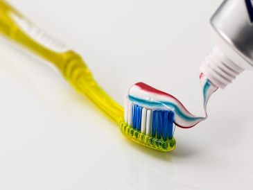 Varios países latinoamericanos han alertado sobre los riesgos de utilizar esta pasta dental. Pixabay