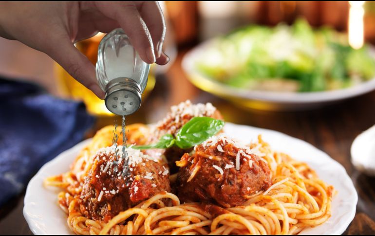 Una comida salada no tiene que arruinar tu día. Con algunos ajustes simples puedes recuperar el equilibrio y disfrutar tu platillo sin tener que empezar de nuevo.  CANVA