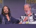 Jared Leto (izq.) y Jeff Bridges hablan en el escenario durante el panel de “Tron: Ares”. AFP