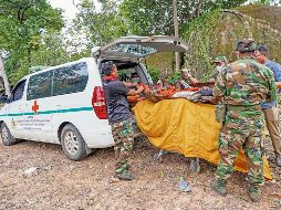 Soldados camboyanos transportan el cuerpo de una víctima de una pagoda dañada por la artillería tailandesa en la provincia de Oddar Meanchey, ayer 25 de julio. AFP