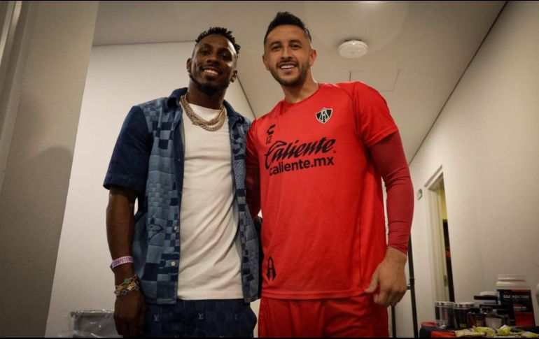 La visita del histórico goleador fue bien recibida por los jugadores, quienes no ocultaron su emoción al reencontrarse con uno de los grandes referentes de la institución en la era moderna. CORTESÍA/ ATLAS FC.