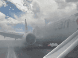 A través de redes sociales, se viralizó un video en donde se puede a los pasajeros salir por la rampa de emergencia mientras el avión está envuelto en humo. ESPECIAL