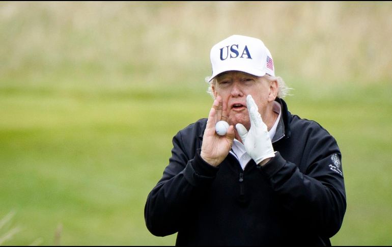 Trump recibe a Von der Leyen en su complejo de golf en Turnberry, en el marco de un viaje personal de cuatro días a Escocia. EFE/EPA/Tolga Akmen