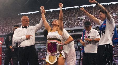 Alana Flores, se coronó como tricampeona de 'La Velada del Año 5', luego de vencer a su contrincante Ari Geli. X/ @alanafloresf.