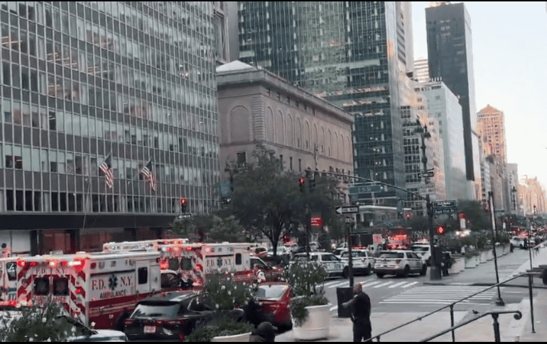 Imágenes difundidas en redes sociales revelan varias decenas de coches de Policía y ambulancias a las afueras del edificio. ESPECIAL