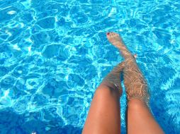 Nadar o estar en contacto con cloro normalmente no causa efectos negativos, a menos que la exposición sea prolongada. Canva