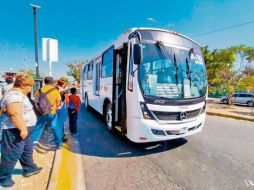 Choferes del Peribús exigen mejoras laborales. Denuncian jornadas de hasta 18 horas sin condiciones dignas. EL INFORMADOR/A. Navarro