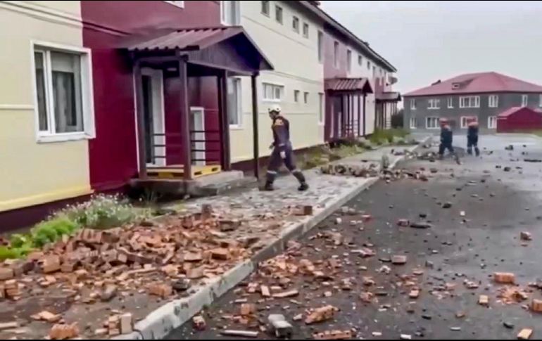 Rescatistas revisan un edificio en Kamchatka. La baja población en la zona hizo que el terremoto no fuera catastrófico. EFE/Ministerio de Emergencias de Rusia