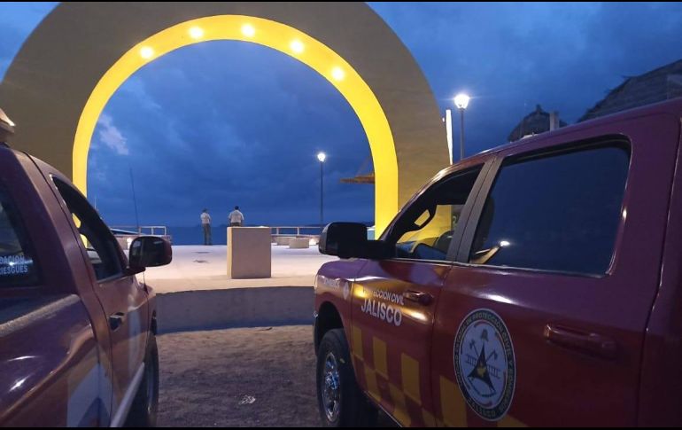 El operativo de vigilancia se mantiene en las playas de Punta Pérula, La Manzanilla, Boca de Iguanas y Melaque. ESPECIAL / FACEBOOK Protección Civil Jalisco