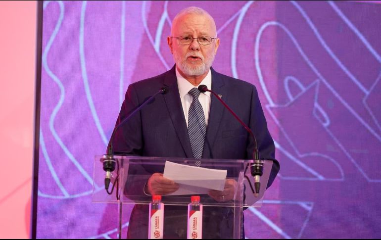 El premio lo recibió Trinidad Padilla López, presidente de la FIL. EL INFORMADOR/H. FIGUEROA