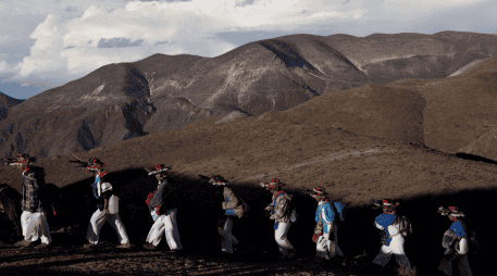 Un grupo de wixaritari caminan la ruta de Wirikuta, durante la peregrinación anual.