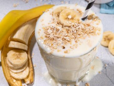 El licuado de plátano con nuez no solo es una bebida reconfortante y fácil de hacer, sino también una opción saludable para quienes buscan energía, concentración, buena digestión y cuidado cardiovascular. CANVA