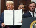 Donald Trump muestra la orden ejecutiva firmada. EFE