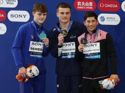 De izquierda a derecha, el clavadista ucraniano Oleksii Sereda (plata), Cassiel Rousseau de Australia (oro), y el mexicano Randal Willars Valdez (bronce). EFE/EPA/Fazry