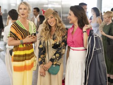 Sex and the City, inspirada en las columnas escritas por Candace Bushnell, se transmitió en HBO entre 1998 y 2004. Fue un parteaguas en la televisión por retratar abiertamente la vida sentimental y sexual de mujeres adultas en Manhattan. La serie original obtuvo múltiples reconocimientos, entre ellos siete premios Emmy y ocho Globos de Oro, y fue adaptada en dos películas estrenadas en 2008 y 2010. INSTAGRAM/@HBO